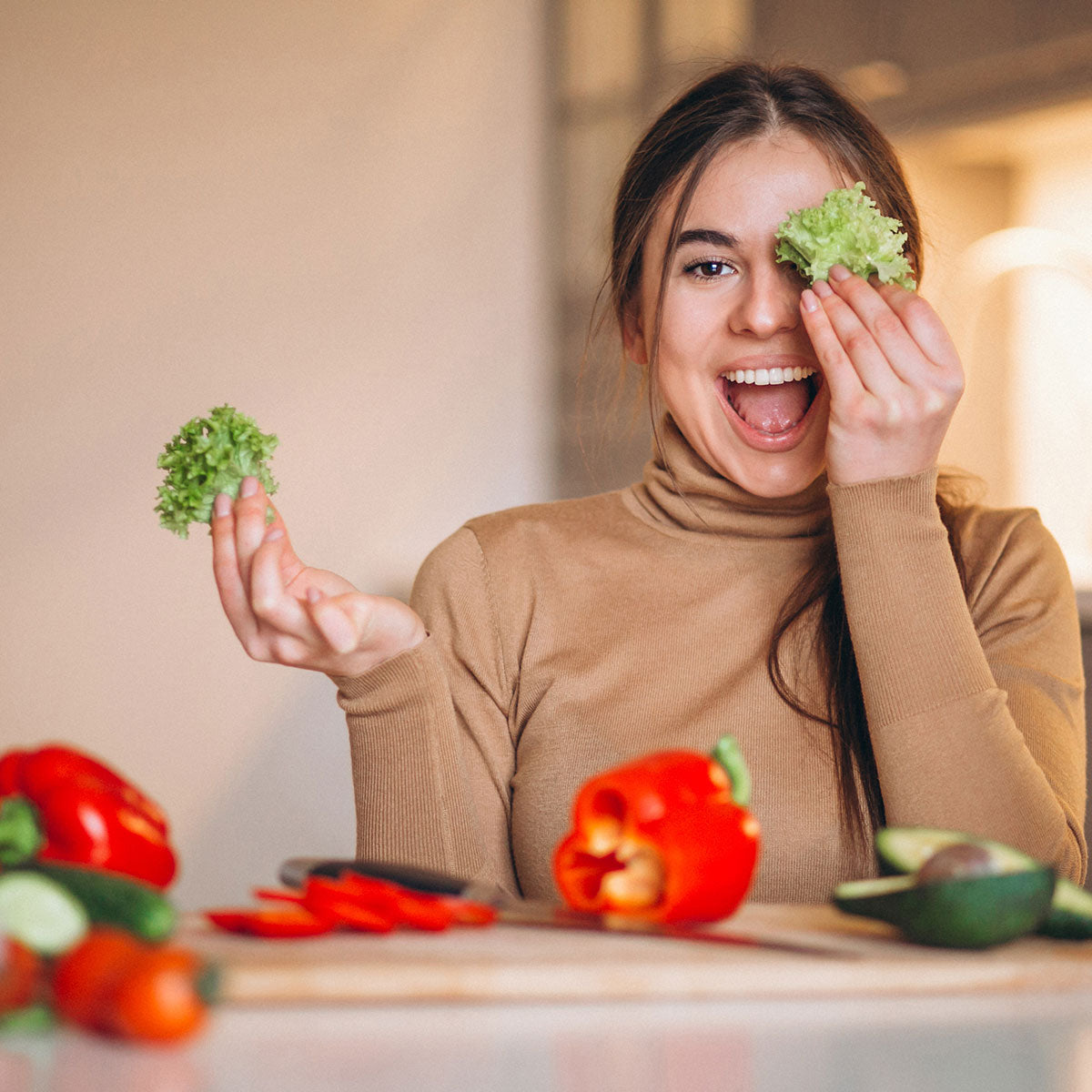 productos alimenticios naturales y mujer bien cuidada y sana 