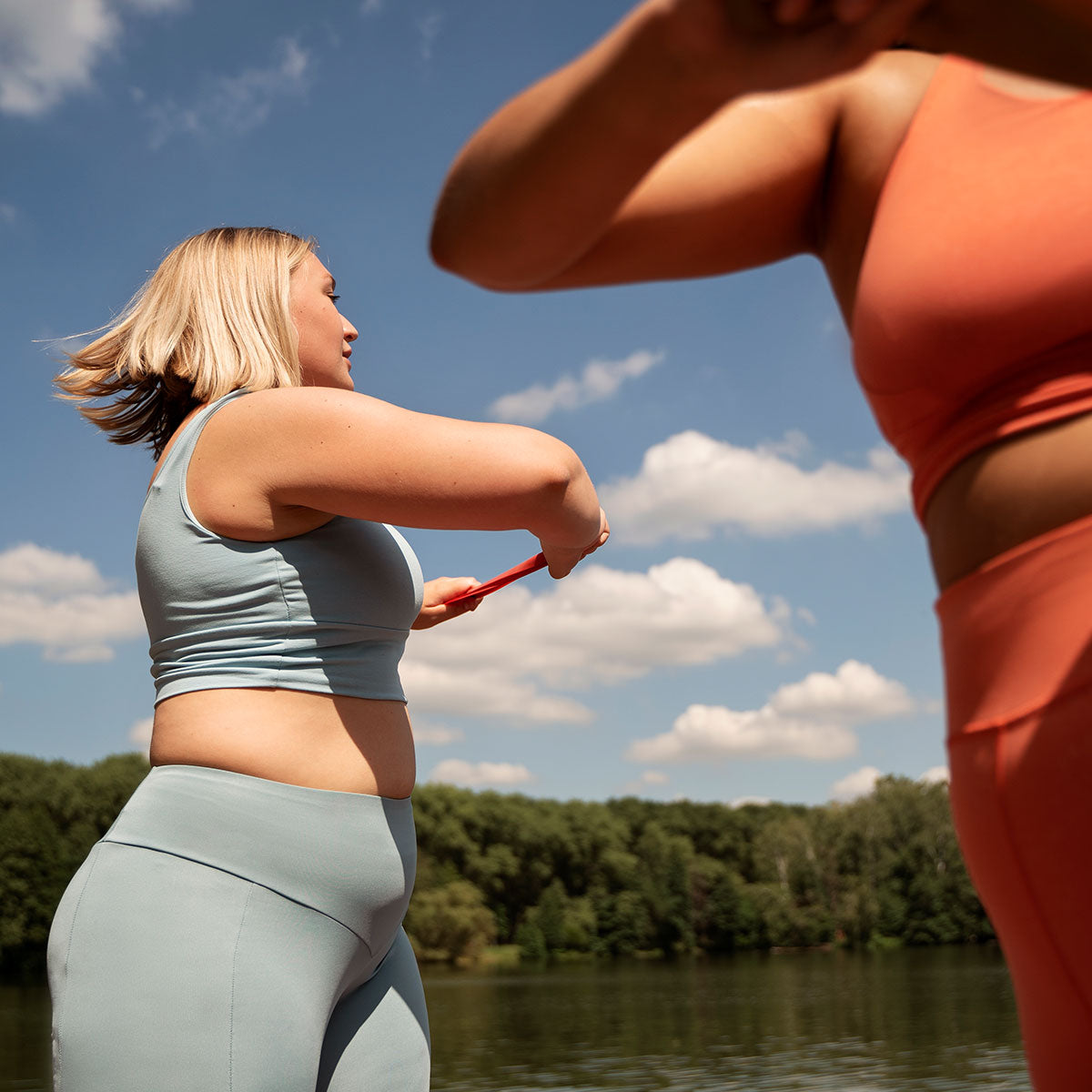 rubia y morena con fondo azul en la naturaleza 